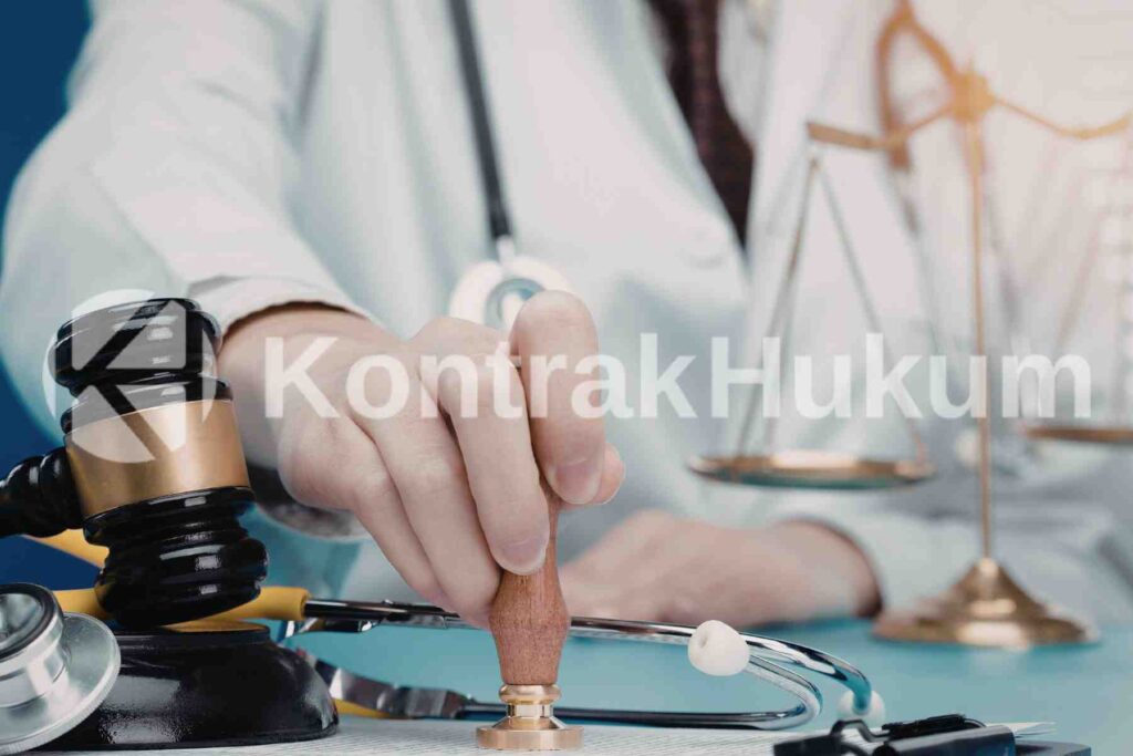 Dalam menjalankan sebuah bisnis, risiko adalah sesuatu yang tidak mungkin bisa kamu hindari sepenuhnya. Setiap transaksi, kerjasama vendor, hingga peluncuran produk baru membawa potensi tanggung jawab hukum di baliknya. Bayangkan jika terjadi sebuah kesalahan teknis kecil yang menyebabkan kerugian besar bagi klienmu, dan mereka menuntut ganti rugi yang nilainya jauh melampaui nilai kontrak yang kamu terima. Tanpa perlindungan yang tepat, aset perusahaan kamu bisa terancam habis hanya dalam satu kasus hukum. Inilah alasan mengapa klausul pembatasan tanggung jawab atau yang dikenal sebagai Limitation of Liability (LoL) menjadi elemen paling krusial dalam setiap draf kontrak bisnis. Klausul ini bertindak sebagai "sabuk pengaman" yang membatasi sejauh mana perusahaan kamu bertanggung jawab atas kerugian tertentu. Dengan memahami fungsi dan cara penerapannya, kamu dapat menjalankan ekspansi bisnis dengan lebih tenang dan terukur. Apa Itu Klausul Pembatasan Tanggung Jawab? Klausul pembatasan tanggung jawab adalah pasal dalam sebuah kontrak yang membatasi jumlah atau jenis ganti rugi yang dapat diklaim oleh satu pihak terhadap pihak lainnya jika terjadi wanprestasi atau kesalahan. Tanpa adanya klausul ini, secara hukum kamu bisa dianggap bertanggung jawab atas seluruh kerugian yang timbul, baik kerugian langsung maupun kerugian konsekuensial yang nilainya sulit diprediksi. Di Indonesia, penerapan klausul ini didasarkan pada asas kebebasan berkontrak yang diatur dalam KUHPerdata. Kamu dan mitra bisnis bebas untuk menentukan batas maksimal tanggung jawab asalkan tidak melanggar kesusilaan, ketertiban umum, dan undang-undang yang berlaku. Poin utama dari pasal ini adalah menciptakan keseimbangan antara nilai keuntungan yang kamu peroleh dengan besaran risiko yang kamu tanggung. Fungsi Utama Limitation of Liability bagi Bisnis Kamu Mengapa perusahaan berskala besar selalu menyertakan pasal ini dalam dokumen legal mereka? Kamu perlu melihat fungsi-fungsi strategis berikut ini agar bisnis kamu juga memiliki tingkat proteksi yang sama: Melindungi Stabilitas Keuangan: Dengan menentukan batas maksimal (cap) ganti rugi, kamu memastikan bahwa jika terjadi masalah, perusahaan tidak akan bangkrut secara mendadak. Membatasi Jenis Kerugian: Kamu bisa mengecualikan kerugian tidak langsung, seperti kehilangan keuntungan (lost profit) atau rusaknya reputasi, dari cakupan tanggung jawab. Memberikan Kepastian Hukum: Baik kamu maupun mitra bisnis akan tahu persis berapa nilai risiko finansial maksimal dari kerjasama yang sedang dijalankan. Mempermudah Manajemen Risiko: Klausul ini mempermudah perusahaan asuransi dalam menilai risiko bisnis kamu, yang nantinya berpengaruh pada nilai premi. People Also Ask: Apakah Klausul Ini Bisa Membebaskan Perusahaan dari Segala Kesalahan? Sering kali muncul pertanyaan, apakah kamu bisa menggunakan klausul pembatasan tanggung jawab untuk membebaskan diri dari segala bentuk kesalahan? Jawabannya adalah tidak. Secara hukum, kamu tidak bisa membatasi tanggung jawab jika kerugian tersebut disebabkan oleh kesengajaan (willful misconduct) atau kelalaian berat (gross negligence). Hukum tetap menjunjung tinggi keadilan. Jika kamu sengaja melakukan penipuan atau sangat lalai sehingga membahayakan nyawa atau aset orang lain, klausul ini bisa dibatalkan oleh pengadilan. Oleh karena itu, kamu harus menyusun kalimat dalam pasal ini dengan sangat hati-hati agar tetap dianggap wajar dan dapat ditegakkan secara hukum. Cara Menentukan Batasan Tanggung Jawab yang Adil Menentukan angka atau formula untuk batasan ganti rugi membutuhkan ketelitian. Kamu tidak bisa sekadar mencantumkan angka kecil tanpa dasar yang kuat. Beberapa pendekatan umum yang bisa kamu gunakan meliputi: Nilai Kontrak: Membatasi ganti rugi maksimal sebesar total nilai yang dibayarkan dalam kontrak tersebut. Kelipatan Biaya Jasa: Misalnya, maksimal dua atau tiga kali lipat dari biaya jasa yang diterima. Nilai Pertanggungan Asuransi: Menyesuaikan batas ganti rugi dengan nilai maksimal yang dapat dicover oleh asuransi perusahaan kamu. Pendekatan ini akan membuat klausul pembatasan tanggung jawab terlihat lebih adil di mata mitra bisnis kamu. Transparansi dalam negosiasi mengenai batasan ini justru akan meningkatkan kepercayaan karena menunjukkan bahwa perusahaan kamu memiliki manajemen risiko yang profesional. Risiko Mengabaikan Klausul Ini dalam Kontrak Apa yang terjadi jika kamu lalai memasukkan klausul pembatasan tanggung jawab? Kamu sedang membiarkan pintu perusahaan terbuka lebar bagi segala jenis tuntutan. Di dunia digital saat ini, kerugian bisa meluas dengan sangat cepat. Misalnya, jika kamu menyediakan jasa perangkat lunak dan terjadi gangguan teknis selama satu jam, klien kamu bisa saja menuntut ganti rugi atas potensi pendapatan mereka yang hilang selama jam tersebut. Tanpa batasan yang jelas, tuntutan tersebut bisa masuk ke pengadilan dan hakim mungkin akan memenangkan pihak klien jika tidak ada kontrak yang membatasinya. Jangan sampai kerja keras kamu membangun bisnis selama bertahun-tahun hilang begitu saja karena satu ketiadaan pasal dalam perjanjian. Integrasi dengan Klausul Ganti Rugi (Indemnity) Kamu juga perlu memahami bahwa klausul ini harus selaras dengan klausul ganti rugi atau indemnity. Jika indemnity mengatur tentang kewajiban kamu untuk mengganti rugi pihak ketiga, maka LoL akan membatasi berapa maksimal dana yang harus kamu keluarkan. Keduanya adalah dua sisi mata uang yang harus diatur secara beriringan dalam sebuah kontrak kerjasama yang sehat. Pastikan kamu mendiskusikan hubungan antara kedua pasal ini dengan tim legal atau konsultan hukum kamu. Seringkali, sengketa muncul karena satu pasal menjanjikan ganti rugi penuh, sementara pasal lain membatasinya, sehingga terjadi kontradiksi yang melemahkan posisi hukum kamu. Pentingnya Konsultasi Legal untuk Keamanan Aset Klausul pembatasan tanggung jawab adalah instrumen vital dalam manajemen risiko perusahaan modern. Fungsi utamanya bukan untuk lari dari tanggung jawab, melainkan untuk memberikan batasan yang logis dan adil atas risiko yang mungkin timbul. Dengan menerapkan klausul ini secara benar, kamu telah membangun benteng pertahanan bagi finansial dan masa depan bisnis kamu. Menyusun kalimat hukum yang "kedap air" tidaklah mudah. Setiap kata memiliki implikasi yang berbeda di hadapan hakim atau arbiter. Menggunakan draf umum dari internet sering kali tidak cukup kuat untuk melindungi kebutuhan spesifik industri kamu. Melakukan konsultasi sebelum menandatangani kesepakatan adalah langkah preventif yang paling efektif. Di Kontrak Hukum!, kamu bisa mendapatkan bantuan tenaga profesional untuk meninjau kembali apakah klausul pembatasan tanggung jawab dalam kontrakmu sudah cukup kuat untuk melindungi aset perusahaan. Untuk membantu kamu menjaga kelangsungan bisnis, tersedia layanan konsultasi hukum privat mulai dari 490 ribu rupiah. Dengan biaya yang terukur, kamu mendapatkan perlindungan aset yang nilainya jauh lebih besar. Lindungi Aset Perusahaan Kamu dengan Kontrak yang Tepat Menyusun kontrak dengan klausul pembatasan tanggung jawab yang legal bukan sekadar tindakan pencegahan, melainkan strategi cerdas untuk memastikan perusahaan kamu tetap berdiri kokoh meski menghadapi kendala operasional. Dengan aturan main yang jelas mengenai batasan ganti rugi, kamu dapat mengurangi risiko finansial yang tak terduga dan fokus sepenuhnya pada pertumbuhan bisnis. Kontrak yang komprehensif adalah investasi perlindungan operasional yang tak ternilai bagi keberlangsungan usaha kamu. Jika kamu ingin memastikan setiap kontrak perusahaan benar-benar aman dan mampu memitigasi risiko hukum secara maksimal, Kontrak Hukum! siap membantu menyediakan draf perjanjian profesional yang lengkap dan mudah kamu pahami. Kamu juga bisa langsung bertanya melalui Tanya KH atau mendapatkan inspirasi mengenai aspek legal bisnis di Instagram @kontrakhukum. Bergabunglah juga dengan Komunitas Bisnis KH untuk berbagi pengalaman dengan sesama pengusaha, mendapatkan insight bisnis terbaru, dan memperluas jaringan kamu. Selain itu, manfaatkan Program Affiliate Kontrak Hukum untuk mendapatkan pendapatan tambahan sambil mengedukasi rekan bisnis kamu tentang pentingnya kepatuhan hukum. Dengan dukungan ahli dari Kontrak Hukum!, kamu bisa menjalankan setiap transaksi dan kerjasama dengan lebih percaya diri, tanpa perlu khawatir akan risiko kerugian yang tidak terkendali di masa depan.