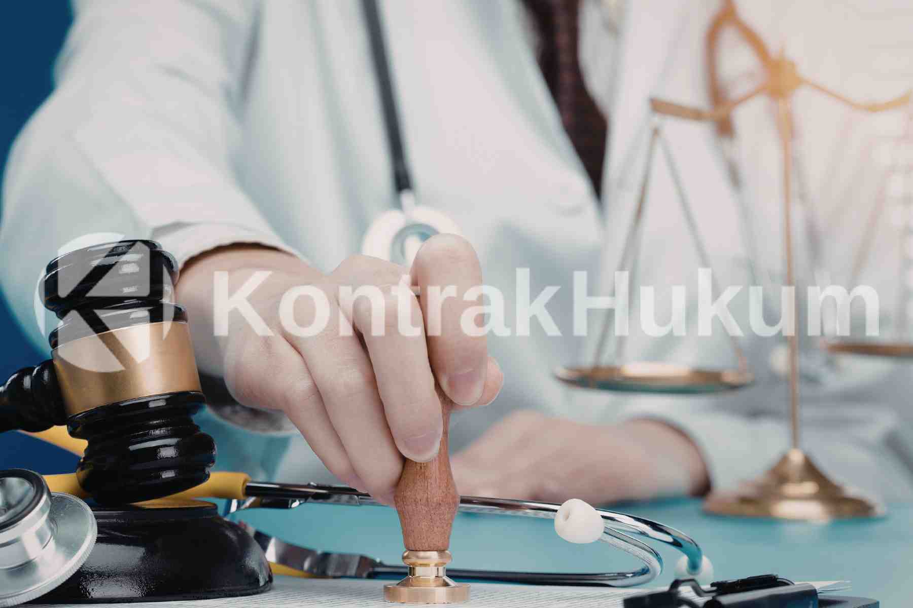 Dalam menjalankan sebuah bisnis, risiko adalah sesuatu yang tidak mungkin bisa kamu hindari sepenuhnya. Setiap transaksi, kerjasama vendor, hingga peluncuran produk baru membawa potensi tanggung jawab hukum di baliknya. Bayangkan jika terjadi sebuah kesalahan teknis kecil yang menyebabkan kerugian besar bagi klienmu, dan mereka menuntut ganti rugi yang nilainya jauh melampaui nilai kontrak yang kamu terima. Tanpa perlindungan yang tepat, aset perusahaan kamu bisa terancam habis hanya dalam satu kasus hukum. Inilah alasan mengapa klausul pembatasan tanggung jawab atau yang dikenal sebagai Limitation of Liability (LoL) menjadi elemen paling krusial dalam setiap draf kontrak bisnis. Klausul ini bertindak sebagai "sabuk pengaman" yang membatasi sejauh mana perusahaan kamu bertanggung jawab atas kerugian tertentu. Dengan memahami fungsi dan cara penerapannya, kamu dapat menjalankan ekspansi bisnis dengan lebih tenang dan terukur. Apa Itu Klausul Pembatasan Tanggung Jawab? Klausul pembatasan tanggung jawab adalah pasal dalam sebuah kontrak yang membatasi jumlah atau jenis ganti rugi yang dapat diklaim oleh satu pihak terhadap pihak lainnya jika terjadi wanprestasi atau kesalahan. Tanpa adanya klausul ini, secara hukum kamu bisa dianggap bertanggung jawab atas seluruh kerugian yang timbul, baik kerugian langsung maupun kerugian konsekuensial yang nilainya sulit diprediksi. Di Indonesia, penerapan klausul ini didasarkan pada asas kebebasan berkontrak yang diatur dalam KUHPerdata. Kamu dan mitra bisnis bebas untuk menentukan batas maksimal tanggung jawab asalkan tidak melanggar kesusilaan, ketertiban umum, dan undang-undang yang berlaku. Poin utama dari pasal ini adalah menciptakan keseimbangan antara nilai keuntungan yang kamu peroleh dengan besaran risiko yang kamu tanggung. Fungsi Utama Limitation of Liability bagi Bisnis Kamu Mengapa perusahaan berskala besar selalu menyertakan pasal ini dalam dokumen legal mereka? Kamu perlu melihat fungsi-fungsi strategis berikut ini agar bisnis kamu juga memiliki tingkat proteksi yang sama: Melindungi Stabilitas Keuangan: Dengan menentukan batas maksimal (cap) ganti rugi, kamu memastikan bahwa jika terjadi masalah, perusahaan tidak akan bangkrut secara mendadak. Membatasi Jenis Kerugian: Kamu bisa mengecualikan kerugian tidak langsung, seperti kehilangan keuntungan (lost profit) atau rusaknya reputasi, dari cakupan tanggung jawab. Memberikan Kepastian Hukum: Baik kamu maupun mitra bisnis akan tahu persis berapa nilai risiko finansial maksimal dari kerjasama yang sedang dijalankan. Mempermudah Manajemen Risiko: Klausul ini mempermudah perusahaan asuransi dalam menilai risiko bisnis kamu, yang nantinya berpengaruh pada nilai premi. People Also Ask: Apakah Klausul Ini Bisa Membebaskan Perusahaan dari Segala Kesalahan? Sering kali muncul pertanyaan, apakah kamu bisa menggunakan klausul pembatasan tanggung jawab untuk membebaskan diri dari segala bentuk kesalahan? Jawabannya adalah tidak. Secara hukum, kamu tidak bisa membatasi tanggung jawab jika kerugian tersebut disebabkan oleh kesengajaan (willful misconduct) atau kelalaian berat (gross negligence). Hukum tetap menjunjung tinggi keadilan. Jika kamu sengaja melakukan penipuan atau sangat lalai sehingga membahayakan nyawa atau aset orang lain, klausul ini bisa dibatalkan oleh pengadilan. Oleh karena itu, kamu harus menyusun kalimat dalam pasal ini dengan sangat hati-hati agar tetap dianggap wajar dan dapat ditegakkan secara hukum. Cara Menentukan Batasan Tanggung Jawab yang Adil Menentukan angka atau formula untuk batasan ganti rugi membutuhkan ketelitian. Kamu tidak bisa sekadar mencantumkan angka kecil tanpa dasar yang kuat. Beberapa pendekatan umum yang bisa kamu gunakan meliputi: Nilai Kontrak: Membatasi ganti rugi maksimal sebesar total nilai yang dibayarkan dalam kontrak tersebut. Kelipatan Biaya Jasa: Misalnya, maksimal dua atau tiga kali lipat dari biaya jasa yang diterima. Nilai Pertanggungan Asuransi: Menyesuaikan batas ganti rugi dengan nilai maksimal yang dapat dicover oleh asuransi perusahaan kamu. Pendekatan ini akan membuat klausul pembatasan tanggung jawab terlihat lebih adil di mata mitra bisnis kamu. Transparansi dalam negosiasi mengenai batasan ini justru akan meningkatkan kepercayaan karena menunjukkan bahwa perusahaan kamu memiliki manajemen risiko yang profesional. Risiko Mengabaikan Klausul Ini dalam Kontrak Apa yang terjadi jika kamu lalai memasukkan klausul pembatasan tanggung jawab? Kamu sedang membiarkan pintu perusahaan terbuka lebar bagi segala jenis tuntutan. Di dunia digital saat ini, kerugian bisa meluas dengan sangat cepat. Misalnya, jika kamu menyediakan jasa perangkat lunak dan terjadi gangguan teknis selama satu jam, klien kamu bisa saja menuntut ganti rugi atas potensi pendapatan mereka yang hilang selama jam tersebut. Tanpa batasan yang jelas, tuntutan tersebut bisa masuk ke pengadilan dan hakim mungkin akan memenangkan pihak klien jika tidak ada kontrak yang membatasinya. Jangan sampai kerja keras kamu membangun bisnis selama bertahun-tahun hilang begitu saja karena satu ketiadaan pasal dalam perjanjian. Integrasi dengan Klausul Ganti Rugi (Indemnity) Kamu juga perlu memahami bahwa klausul ini harus selaras dengan klausul ganti rugi atau indemnity. Jika indemnity mengatur tentang kewajiban kamu untuk mengganti rugi pihak ketiga, maka LoL akan membatasi berapa maksimal dana yang harus kamu keluarkan. Keduanya adalah dua sisi mata uang yang harus diatur secara beriringan dalam sebuah kontrak kerjasama yang sehat. Pastikan kamu mendiskusikan hubungan antara kedua pasal ini dengan tim legal atau konsultan hukum kamu. Seringkali, sengketa muncul karena satu pasal menjanjikan ganti rugi penuh, sementara pasal lain membatasinya, sehingga terjadi kontradiksi yang melemahkan posisi hukum kamu. Pentingnya Konsultasi Legal untuk Keamanan Aset Klausul pembatasan tanggung jawab adalah instrumen vital dalam manajemen risiko perusahaan modern. Fungsi utamanya bukan untuk lari dari tanggung jawab, melainkan untuk memberikan batasan yang logis dan adil atas risiko yang mungkin timbul. Dengan menerapkan klausul ini secara benar, kamu telah membangun benteng pertahanan bagi finansial dan masa depan bisnis kamu. Menyusun kalimat hukum yang "kedap air" tidaklah mudah. Setiap kata memiliki implikasi yang berbeda di hadapan hakim atau arbiter. Menggunakan draf umum dari internet sering kali tidak cukup kuat untuk melindungi kebutuhan spesifik industri kamu. Melakukan konsultasi sebelum menandatangani kesepakatan adalah langkah preventif yang paling efektif. Di Kontrak Hukum!, kamu bisa mendapatkan bantuan tenaga profesional untuk meninjau kembali apakah klausul pembatasan tanggung jawab dalam kontrakmu sudah cukup kuat untuk melindungi aset perusahaan. Untuk membantu kamu menjaga kelangsungan bisnis, tersedia layanan konsultasi hukum privat mulai dari 490 ribu rupiah. Dengan biaya yang terukur, kamu mendapatkan perlindungan aset yang nilainya jauh lebih besar. Lindungi Aset Perusahaan Kamu dengan Kontrak yang Tepat Menyusun kontrak dengan klausul pembatasan tanggung jawab yang legal bukan sekadar tindakan pencegahan, melainkan strategi cerdas untuk memastikan perusahaan kamu tetap berdiri kokoh meski menghadapi kendala operasional. Dengan aturan main yang jelas mengenai batasan ganti rugi, kamu dapat mengurangi risiko finansial yang tak terduga dan fokus sepenuhnya pada pertumbuhan bisnis. Kontrak yang komprehensif adalah investasi perlindungan operasional yang tak ternilai bagi keberlangsungan usaha kamu. Jika kamu ingin memastikan setiap kontrak perusahaan benar-benar aman dan mampu memitigasi risiko hukum secara maksimal, Kontrak Hukum! siap membantu menyediakan draf perjanjian profesional yang lengkap dan mudah kamu pahami. Kamu juga bisa langsung bertanya melalui Tanya KH atau mendapatkan inspirasi mengenai aspek legal bisnis di Instagram @kontrakhukum. Bergabunglah juga dengan Komunitas Bisnis KH untuk berbagi pengalaman dengan sesama pengusaha, mendapatkan insight bisnis terbaru, dan memperluas jaringan kamu. Selain itu, manfaatkan Program Affiliate Kontrak Hukum untuk mendapatkan pendapatan tambahan sambil mengedukasi rekan bisnis kamu tentang pentingnya kepatuhan hukum. Dengan dukungan ahli dari Kontrak Hukum!, kamu bisa menjalankan setiap transaksi dan kerjasama dengan lebih percaya diri, tanpa perlu khawatir akan risiko kerugian yang tidak terkendali di masa depan.